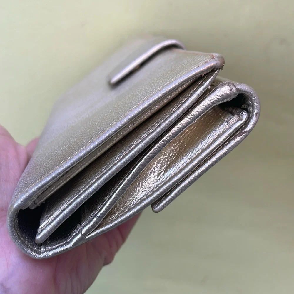 Large Vintage metallic gold Gucci pebbled leather wallet - Picture 3 of 12